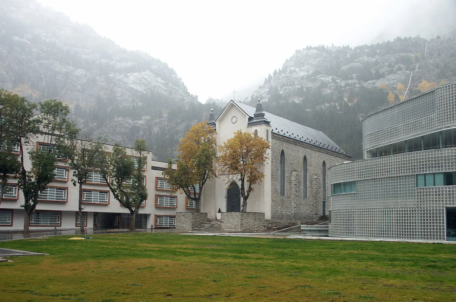 The Balneario de Panticosa in its Pyrenean cirque