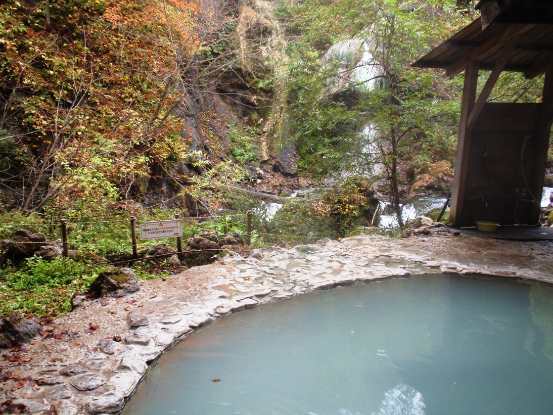 Public open-air bath at Shirahone Onsen