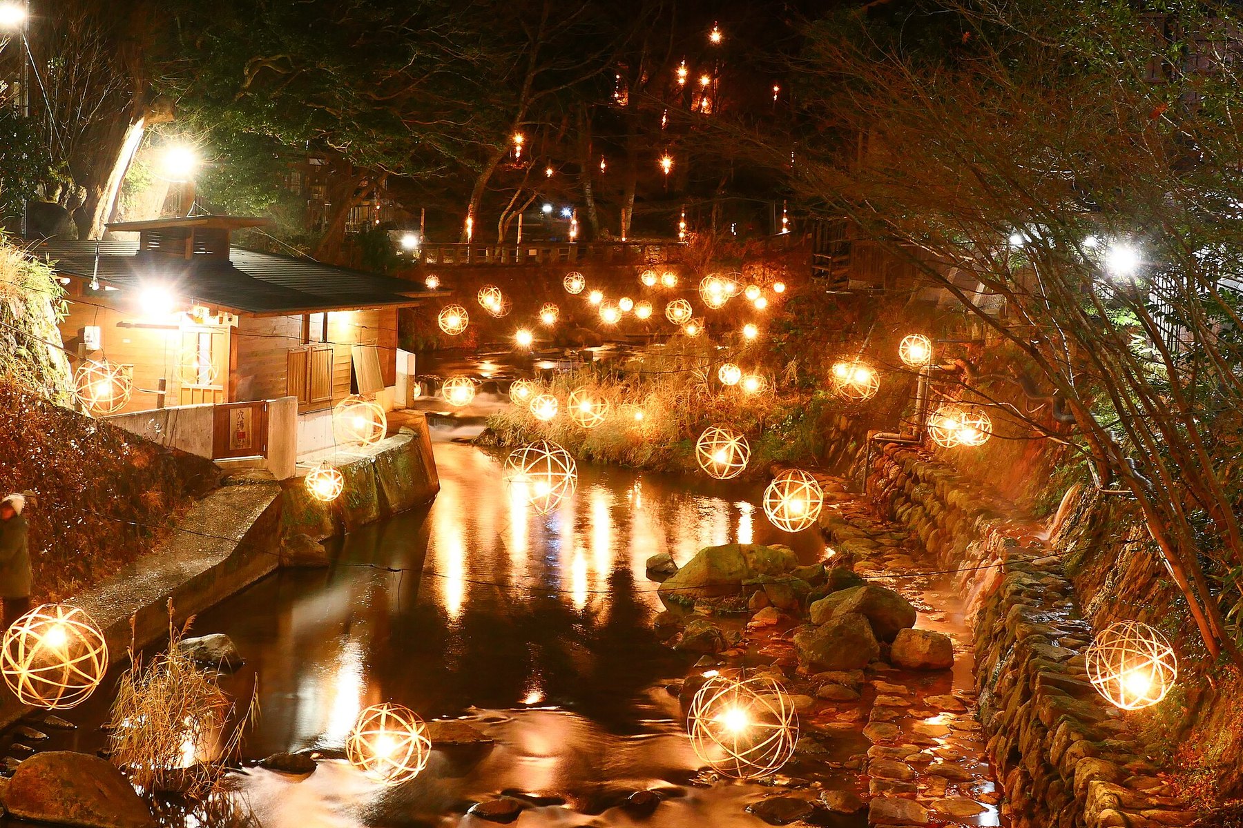 Lantern-lit inns along the river at Kurokawa Onsen